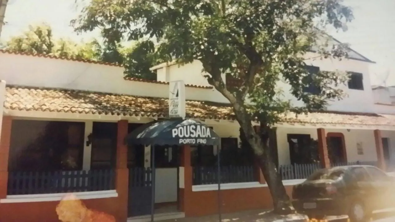 Fachada antiga com o toldo azul da Pousada Porto Fino