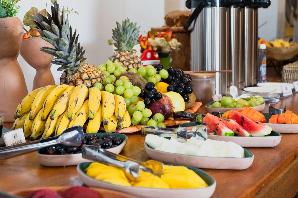 Frutas cortadas em travessas de cerâmica
