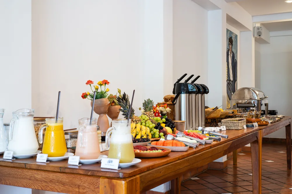 Sucos em jarra e frutas