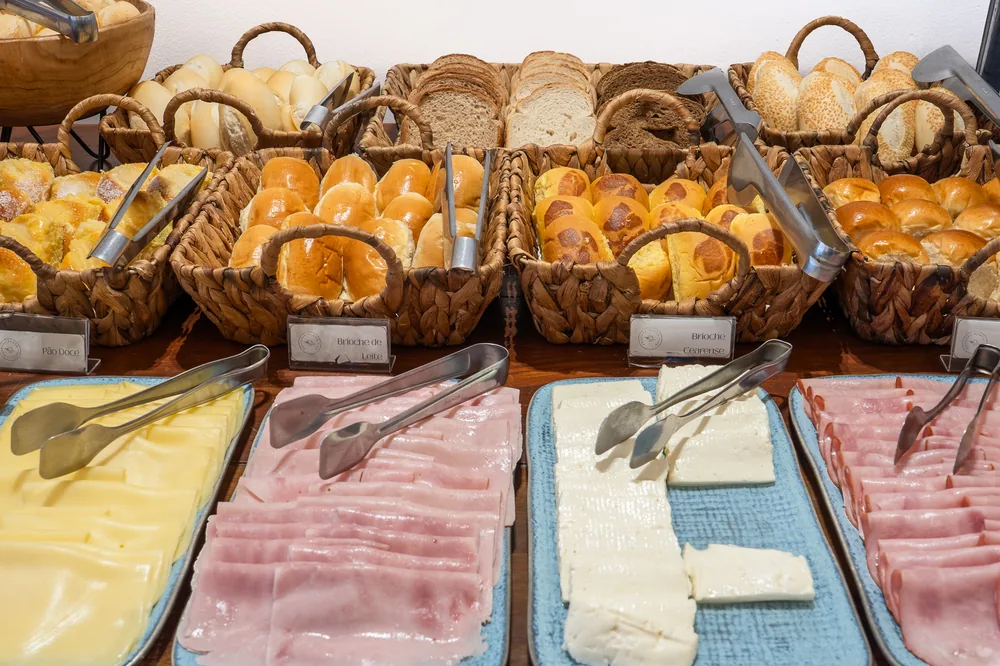Cestos de pães e frios