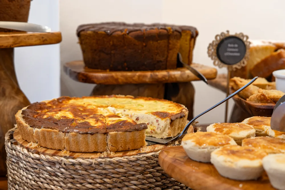 Tortas e bolo na mesa do café