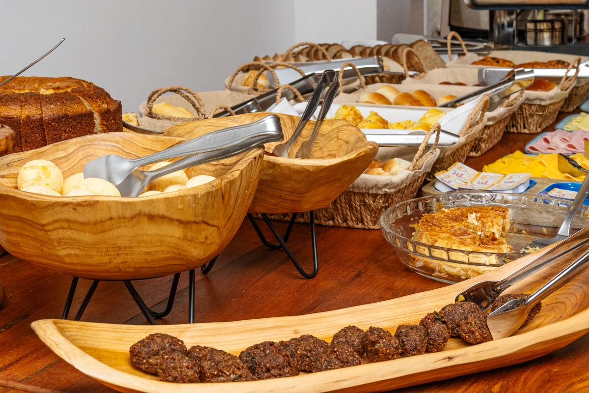 Pão de queijo, bolos e pães em cestos