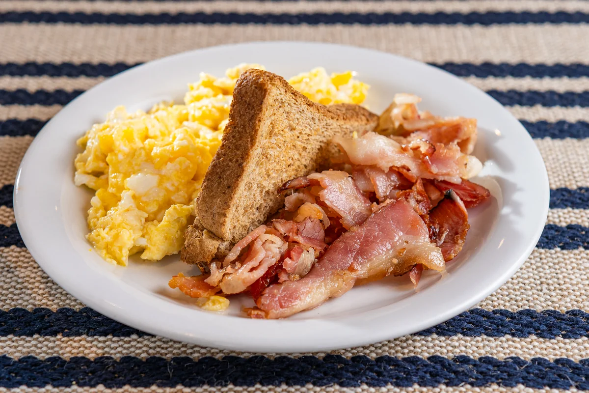 Ovos mexidos com bacon e torrada