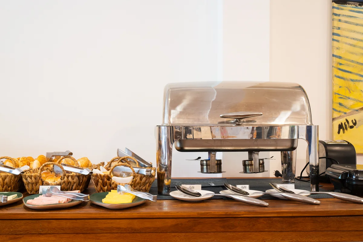 Rechaud e cestos de pães no buffet