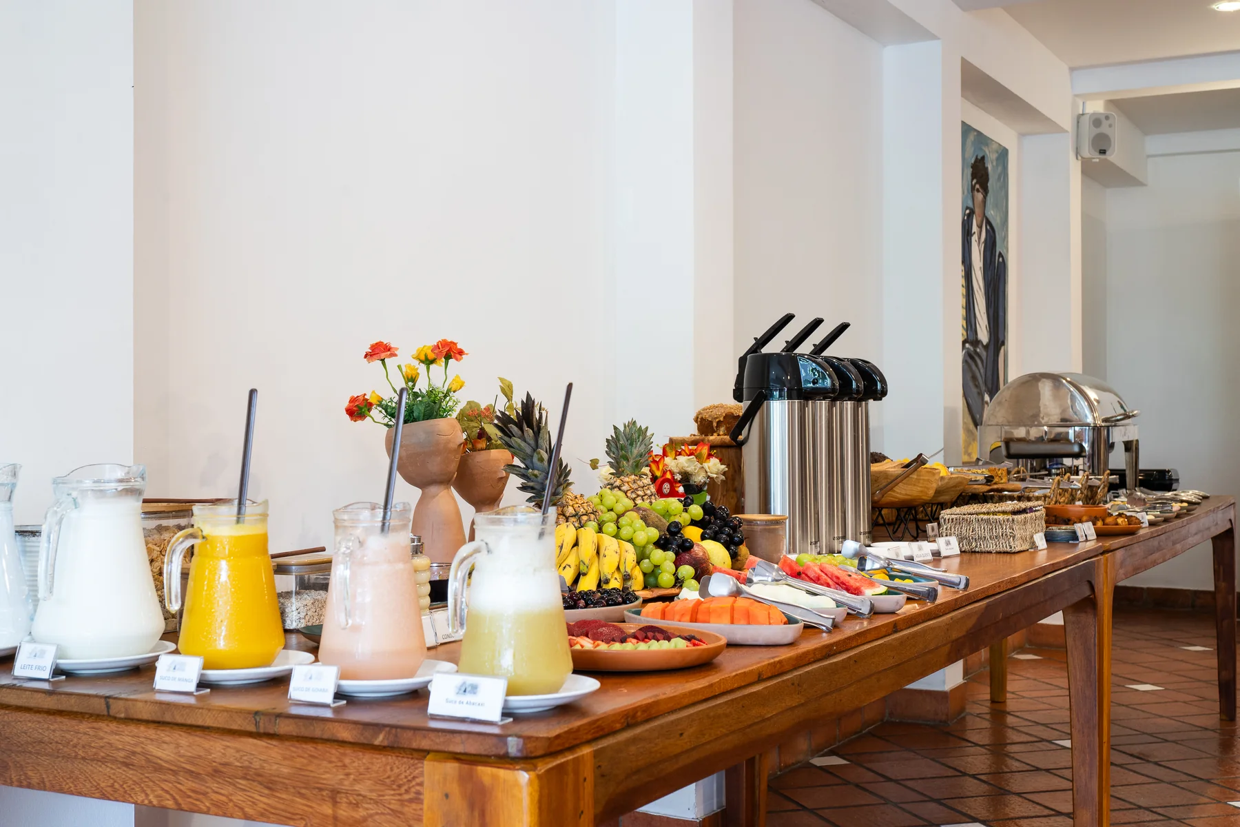 Buffet com sucos naturais em jarra e frutas
