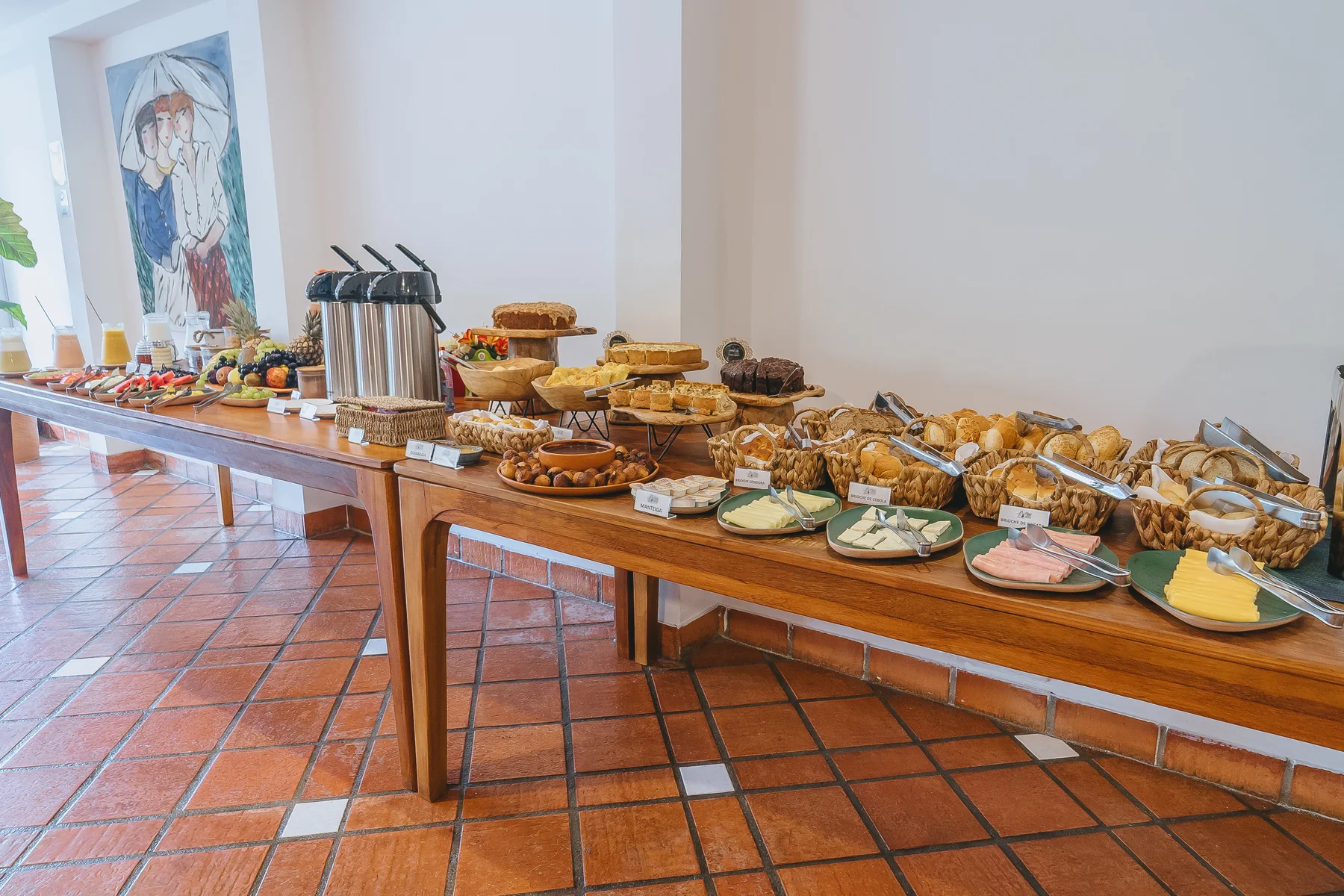 Mesa do buffet com pães, bolos, tortas e frios