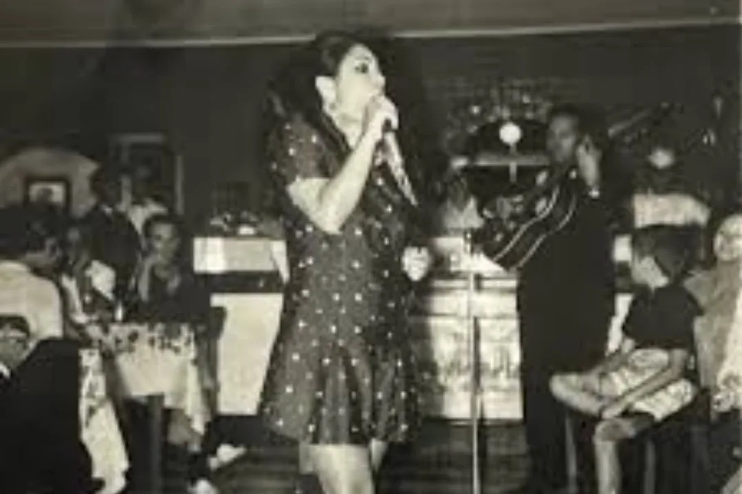 Luciene Franco cantando na cantina do Hotel Porto Fino em 1968