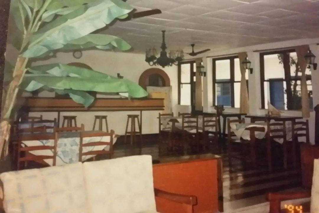 Bar em 1994 com banquetas e bananeira