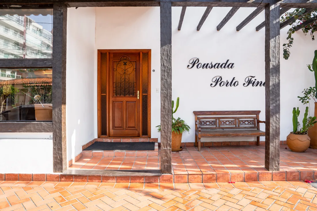 Entrada da Pousada Porto Fino com pergolado e letreiro
