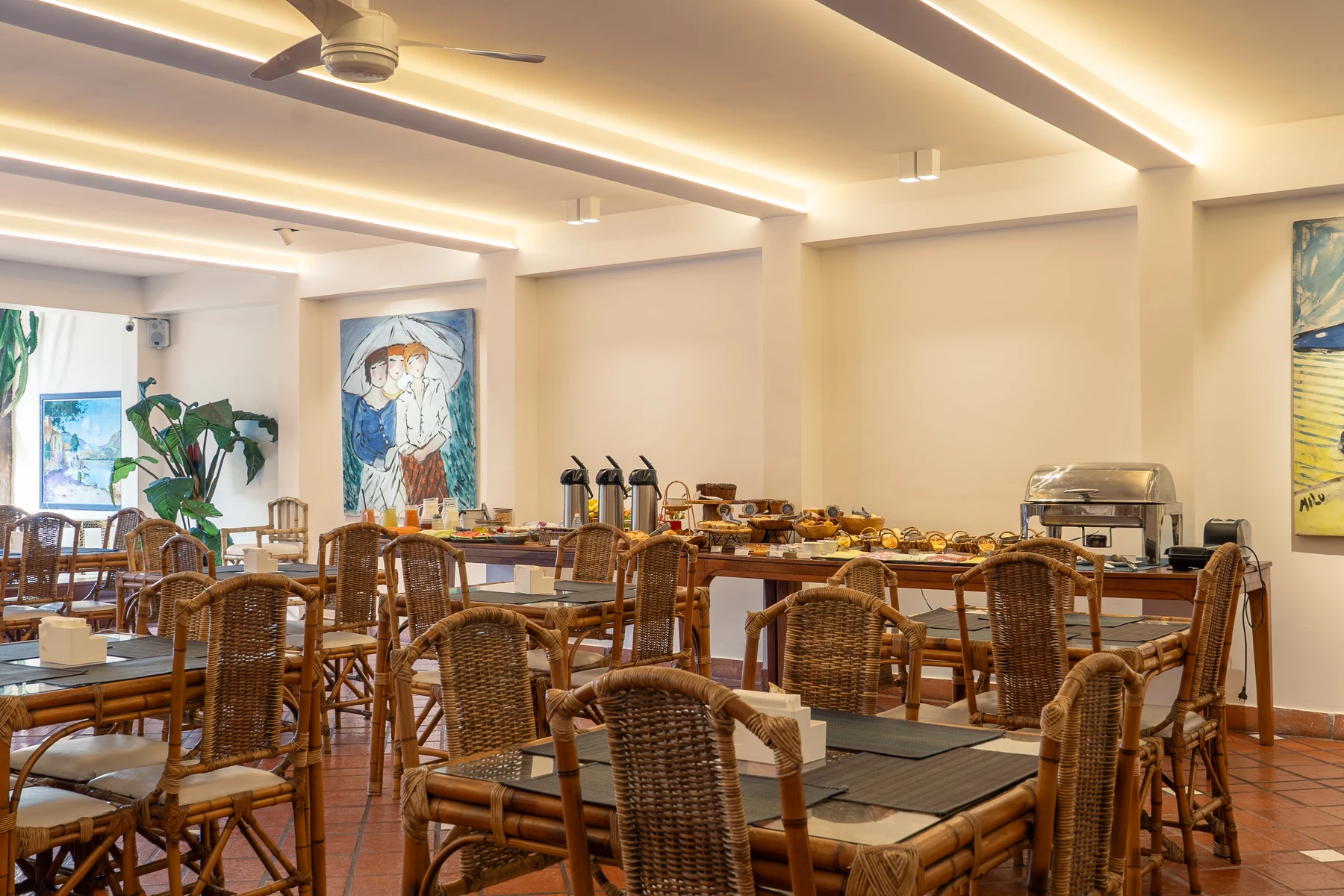 Salão do café da manhã com o buffet posto
