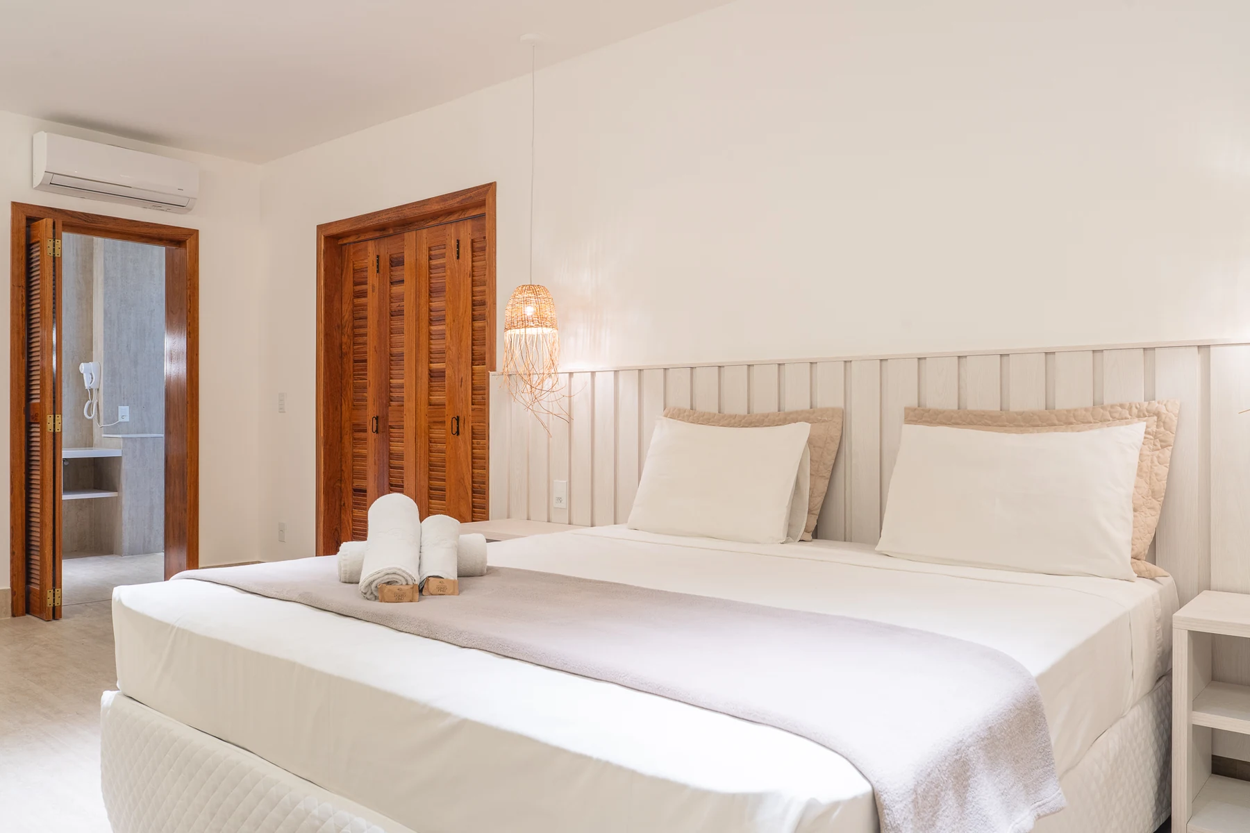Suíte Master renovada com cama king e portas de madeira