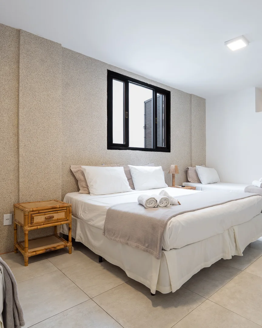 Quarto quádruplo com cama de casal e duas camas de solteiro