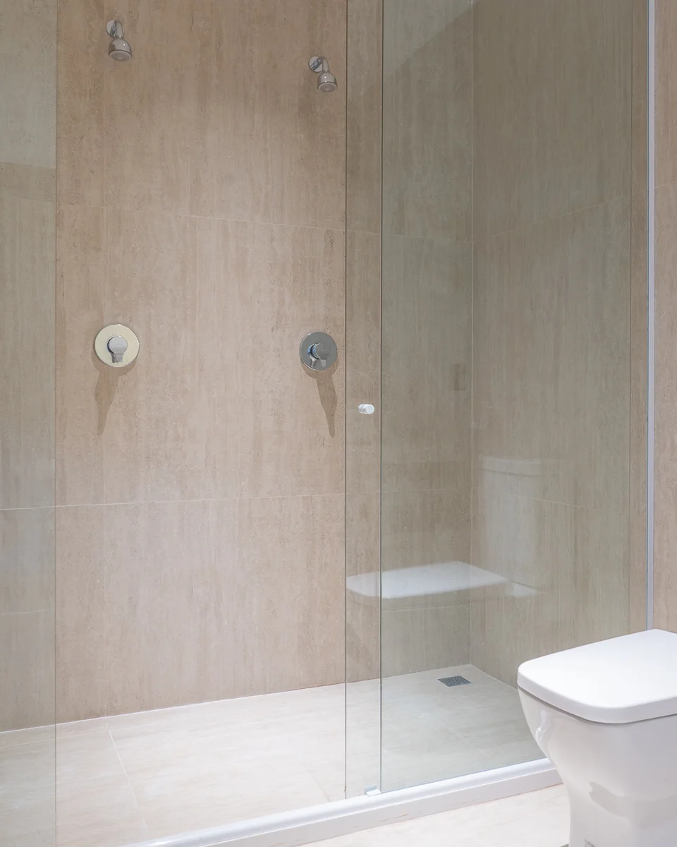 Banheiro da Suíte Master com box de vidro e duas duchas
