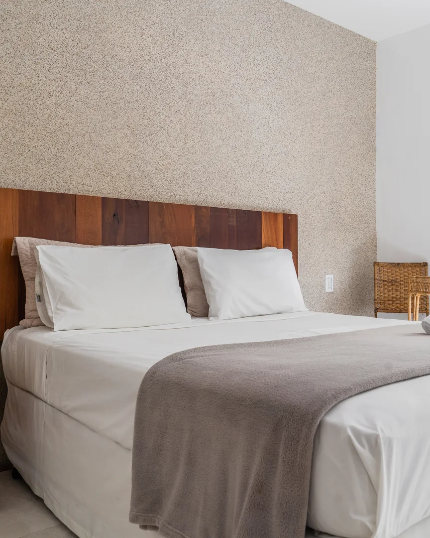Quarto casal com ar-condicionado e porta de vidro