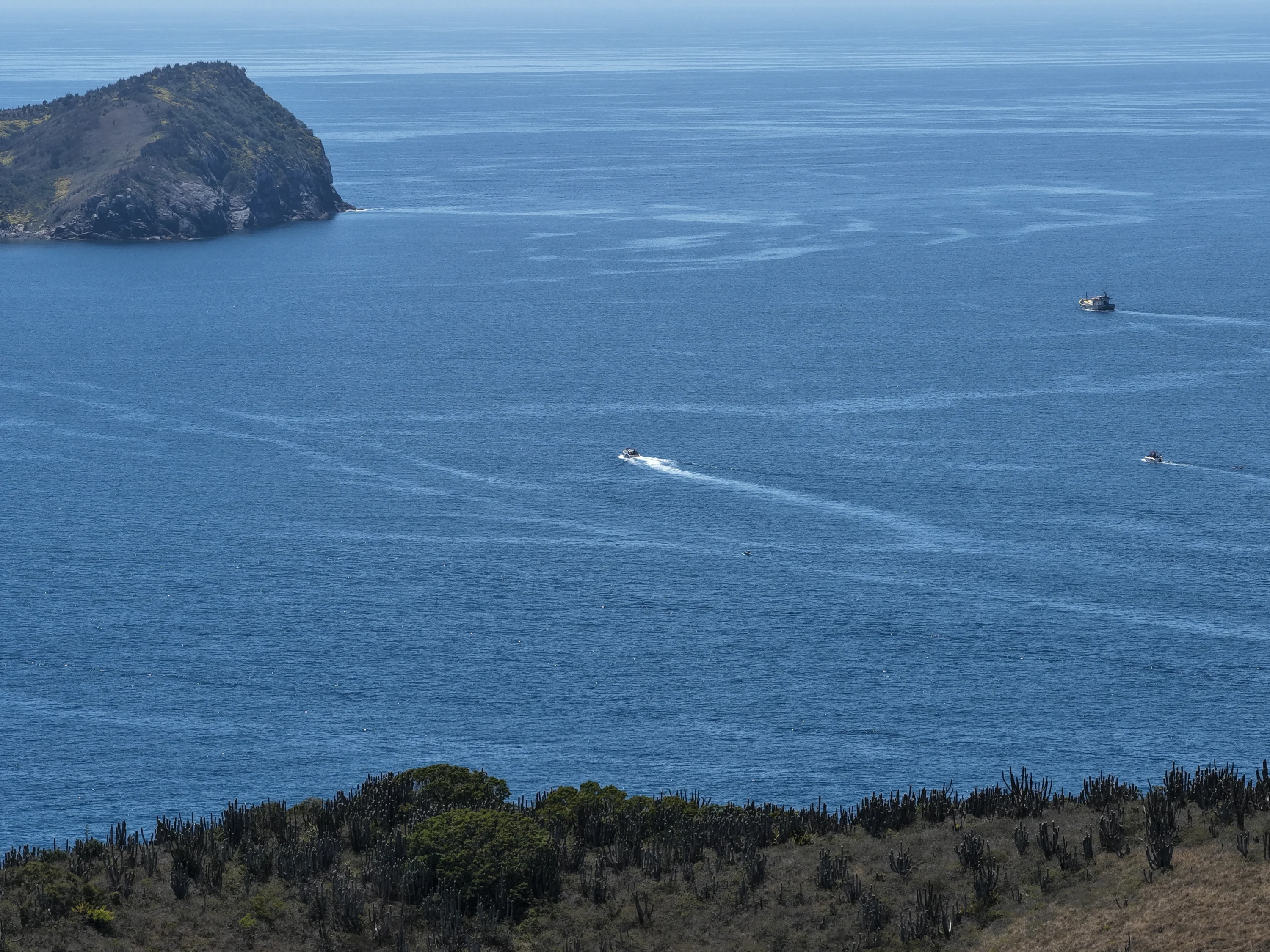 Mar aberto azul com uma ilha ao fundo